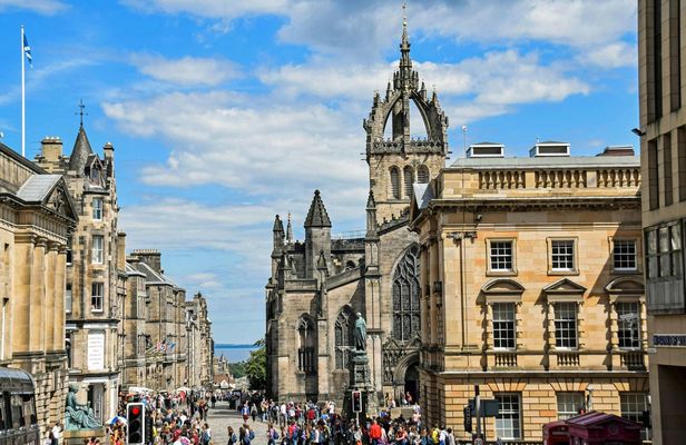 Private architecture walk through Edinburgh with a local expert