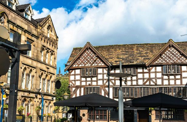 Art and culture walk of Manchester with a local