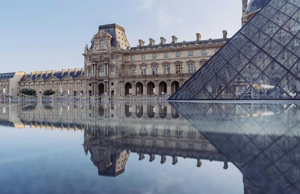 Guided tour of iconic Paris landmarks and hidden gems