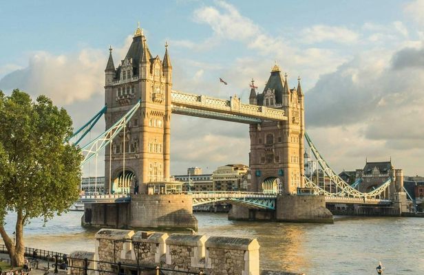 Private architecture walk through London with a local expert