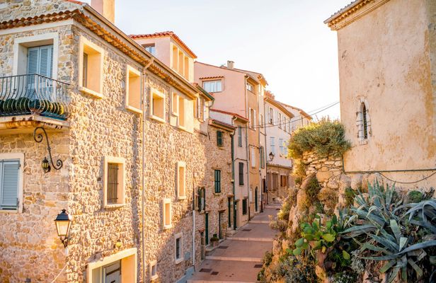 Discover Antibes in 1 hour with a local