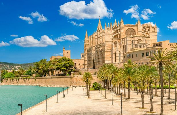 Mallorca sightseen pass with key attractions and eSIM
