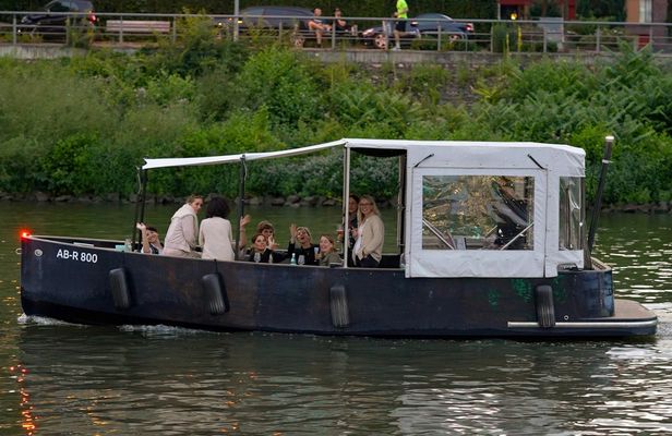 Private boat tour for up to 18 people in Frankfurt with skyline view