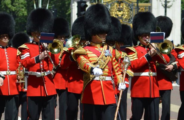Changing of the Guard walking tour in London