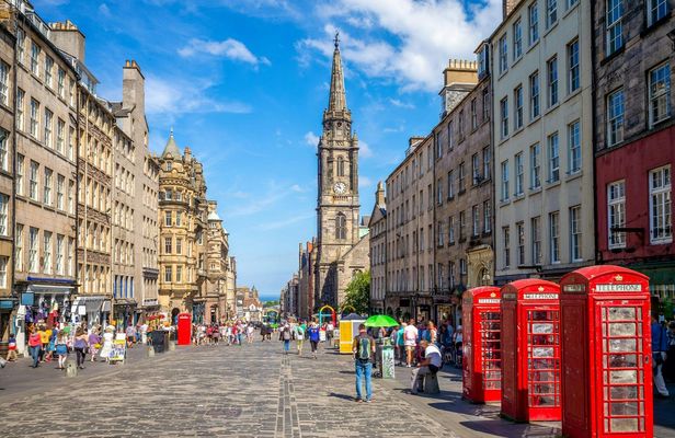 Edinburgh Old Town tour with local guide in English