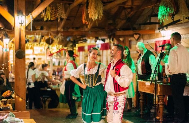 Folklore 4-course dinner in Prague with unlimited drinks and show