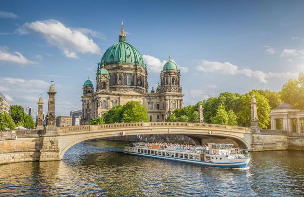 1-hour historical Spree river cruise in Berlin