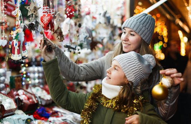 Private Berlin Christmas walk with Räuchermännchen magic