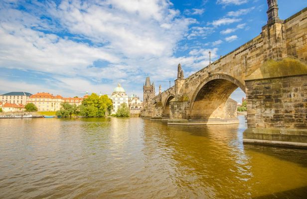 Prague sightseeing with bus, walking tour, lunch and river cruise