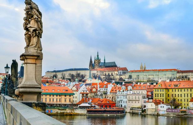 Prague sightseeing bus tour and guided castle walk