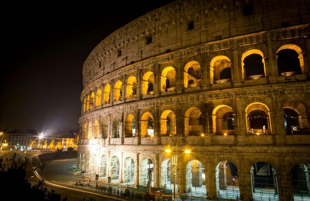 Colosseum evening tour with expert guide