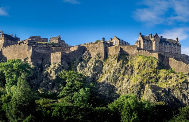 Old town food and drinks guided tour in Edinburgh