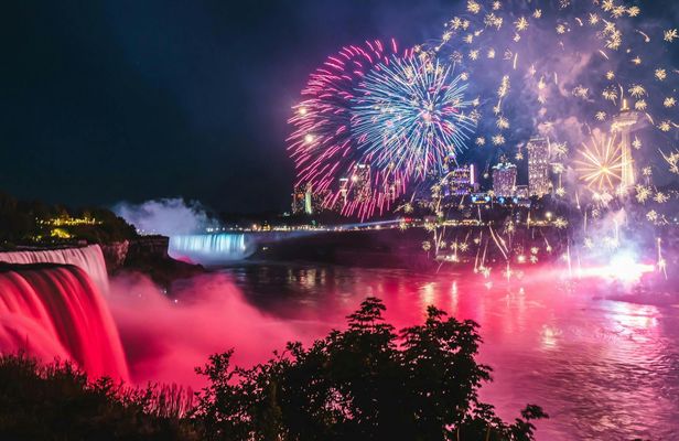Niagara Falls evening walking tour with dinner and illumination