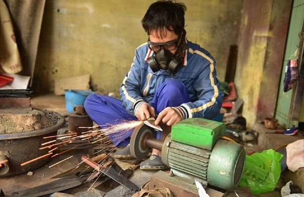 Da Sy Village guided tour with knife-making experience
