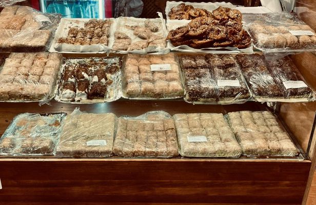 Granada food tour with tapas and drinks at 4 local stops