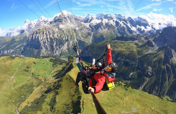 Tandem paragliding tour over Mürren Lauterbrunnen Valley