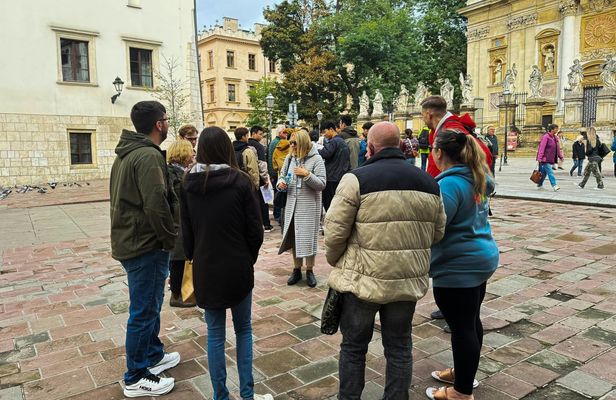 Krakow Old Town Short Walking Tour with St. Mary's Basilica Entrance