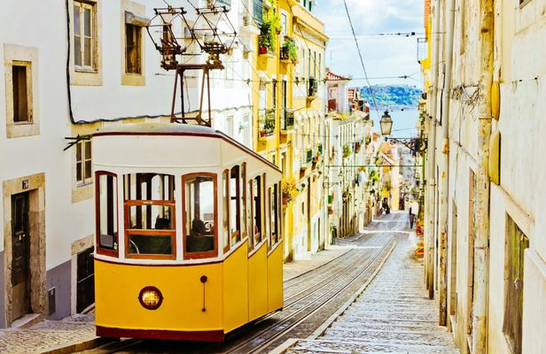 Guided full-day trip to Lisbon