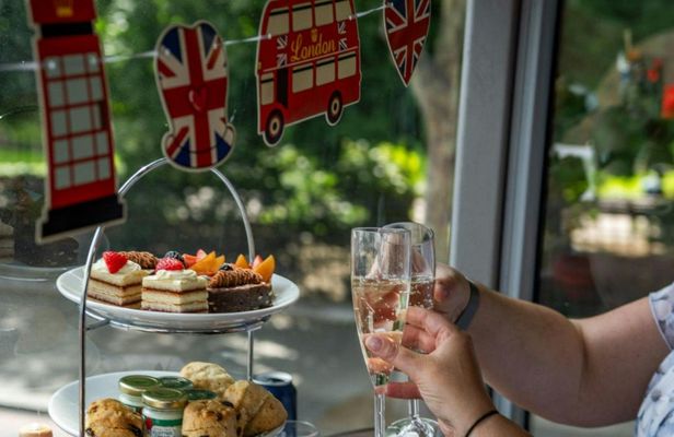London afternoon tea bus tour with optional London Eye