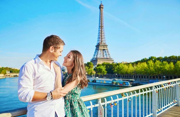 Premier Paris Rail Tour from London with Sightseeing Bus