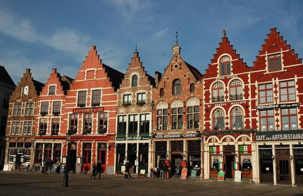 Bruges guided day tour from Paris with Canal Cruise