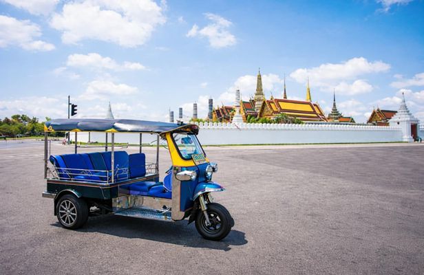 Half-day Bangkok tour to Grand Palace and temples by public transport
