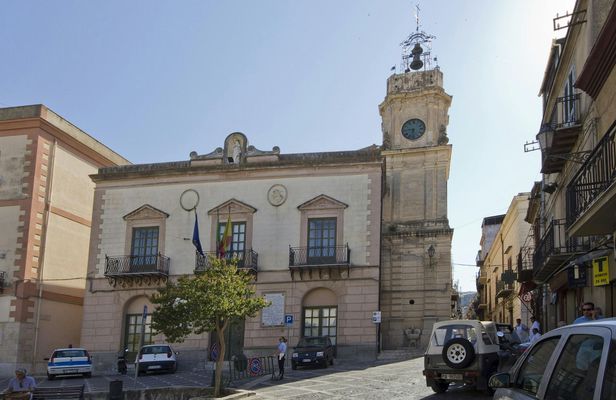 Walking tour through Corleone's history and nature