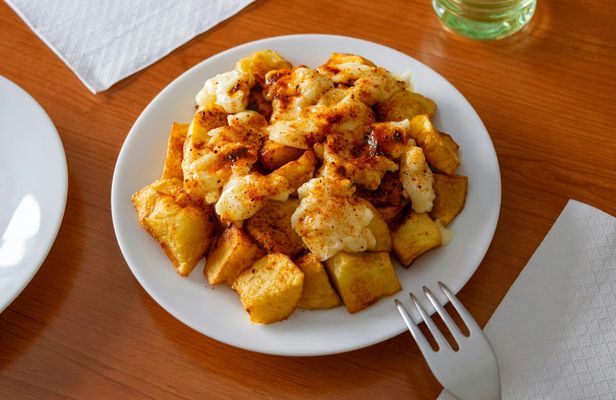 Palma de Mallorca food tour with tapas and drinks at 4 local stops