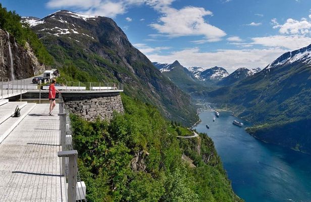 Self-guided Ålesund to Geiranger fjord tour with return