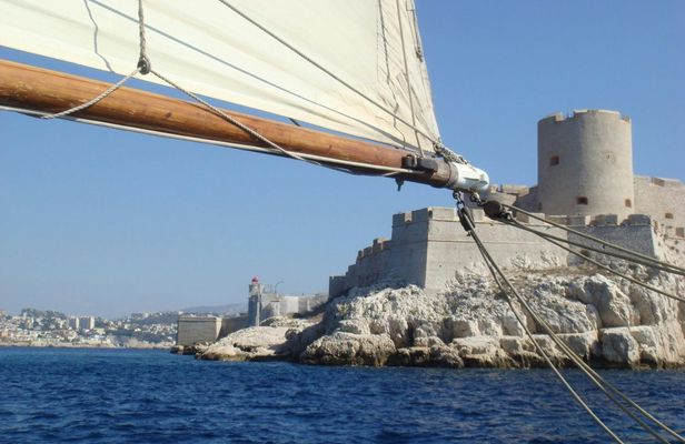 Sailing cruise with If Castle and Frioul Calanques