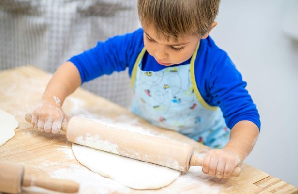 Family-friendly pizza-making experience in Trastevere