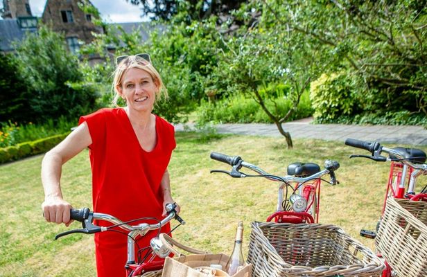 Guided retro bike tour to the hidden gems of Bruges