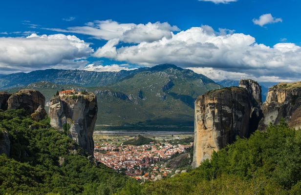 Full-Day Trip to Meteora from Athens with Lunch and Guided Tour