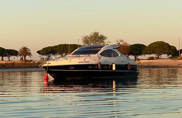 Yacht tour along the Tagus River in Lisbon with drinks and snacks