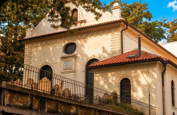 Walking tour of Prague's Jewish Quarter with Jewish Museum tickets
