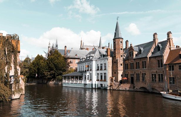 Bruges surprise walk with a Local