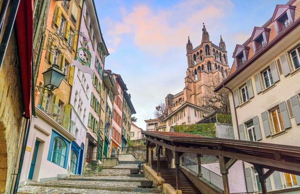 Lausanne walking tour and chocolate tasting with a local