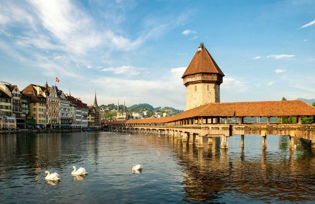Lucerne walking tour and chocolate tasting with a local