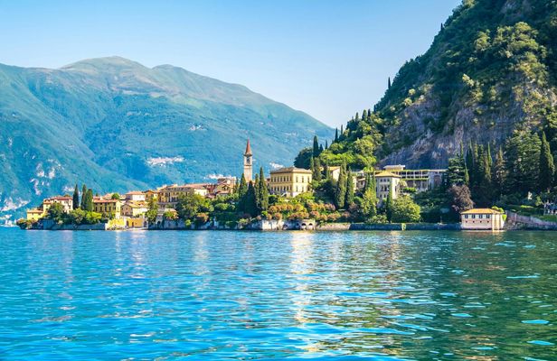 Classic car tour of Lake Como