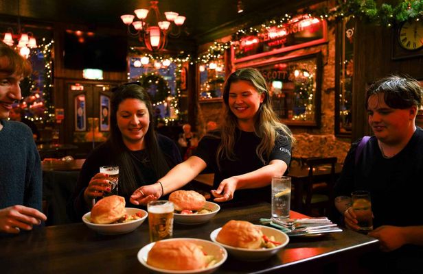 Old town food and drinks guided tour in Edinburgh