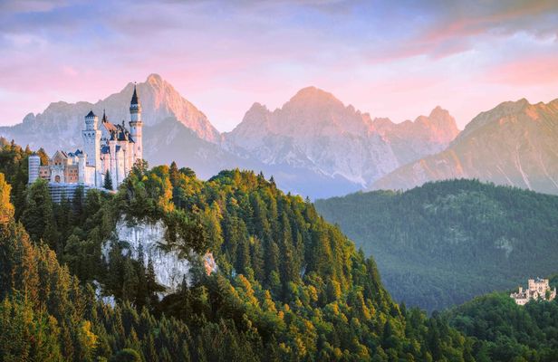 Neuschwanstein Castle guided tour with hiking experience from Munich