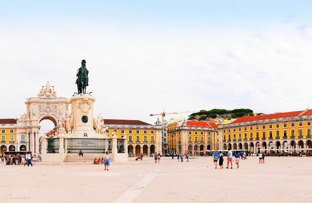 Hop-on hop-off bus tour tickets for Lisbon's main avenues and historical quarter
