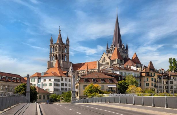 Guided walking tour with wine tasting