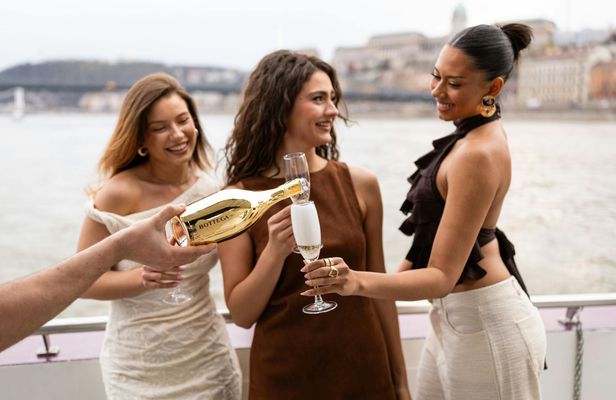 Danube river cruise with unlimited prosecco in Budapest