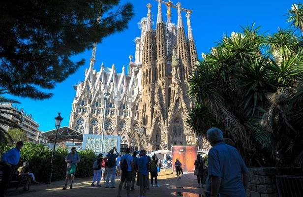 Barcelona full-day tour with Sagrada Familia skip-the-line entry