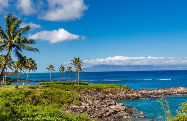Audio-guided driving tour of Maui Island