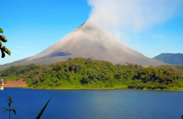 4-day Arenal and Monteverde tour with sloth walk and cloud forest