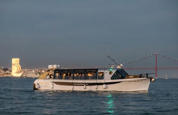 Premium boat experience in Lisbon with sangria