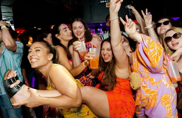 Guided nightlife tour in Cascais with VIP nightclub entry