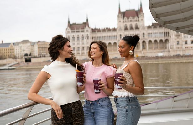 90-minute Margaret Island Loop cruise with refreshments